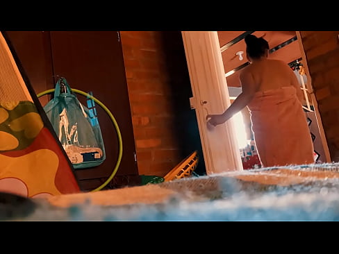 ❤️ Pakdhe ngetutake aku menyang adus, dheweke jancok nalika aku adus. ❤️ Video jancok ing kita